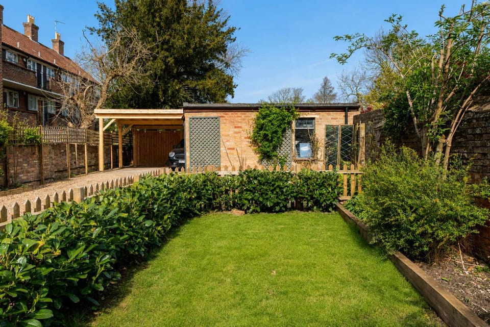 Stunning 4-Bed Hertford Townhouse Sleeps 8 House in Hertford