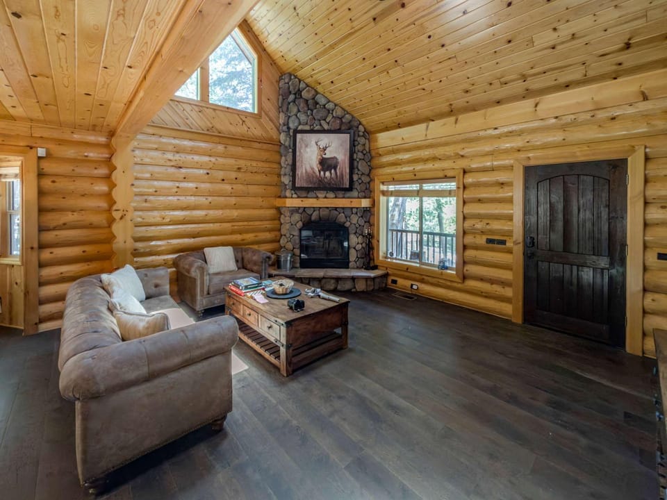 Royal Oak Bear Log Home 3BR W Game Loft House in Big Bear