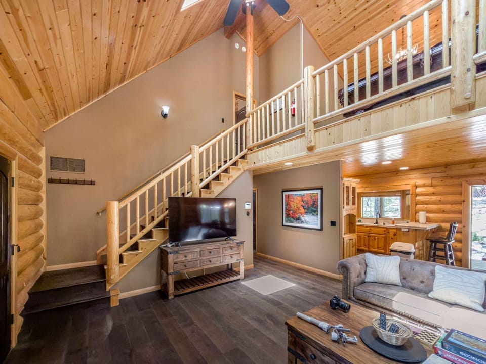 Royal Oak Bear Log Home 3BR W Game Loft House in Big Bear