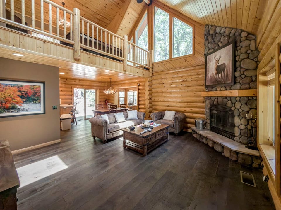 Royal Oak Bear Log Home 3BR W Game Loft House in Big Bear