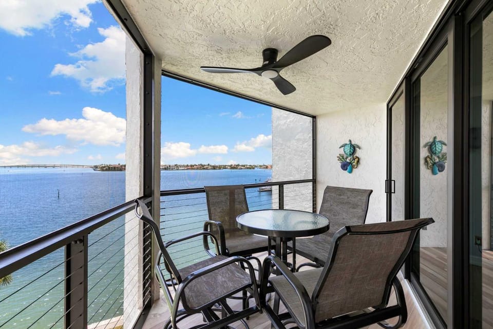 Luxury Waterfront Condo Beach & Sunset Views House in Marco Island