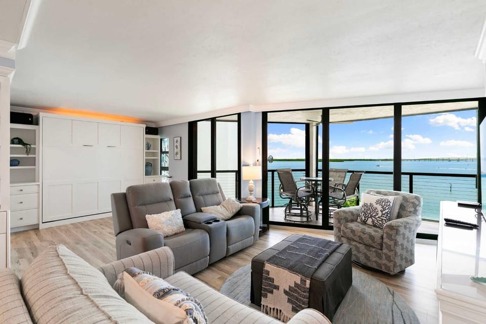 Luxury Waterfront Condo Beach & Sunset Views House in Marco Island