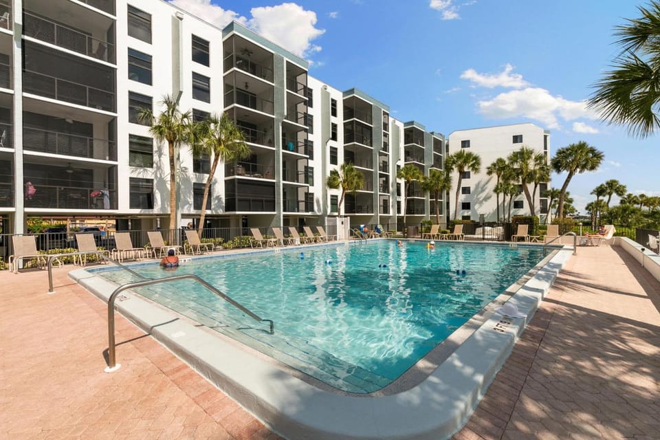 Luxury Waterfront Condo Beach & Sunset Views House in Marco Island
