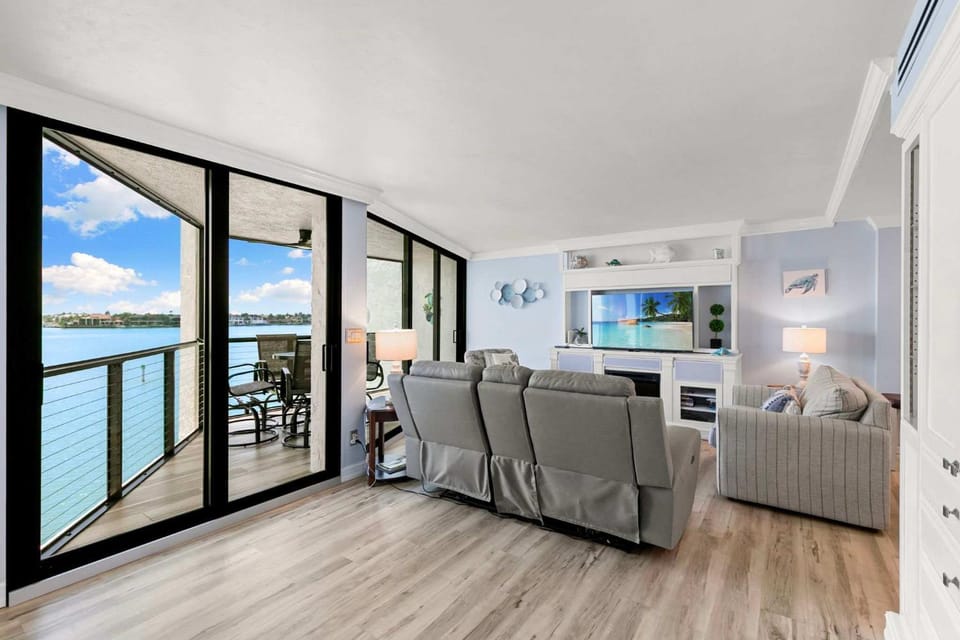 Luxury Waterfront Condo Beach & Sunset Views House in Marco Island