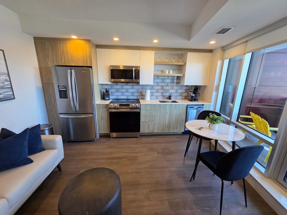 Waterfront 1 BR with huge patio and 6 appliances Apartment in Dartmouth