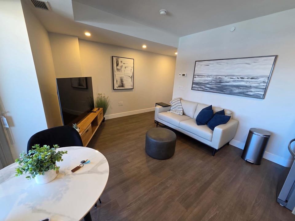 Waterfront 1 BR with huge patio and 6 appliances Apartment in Dartmouth