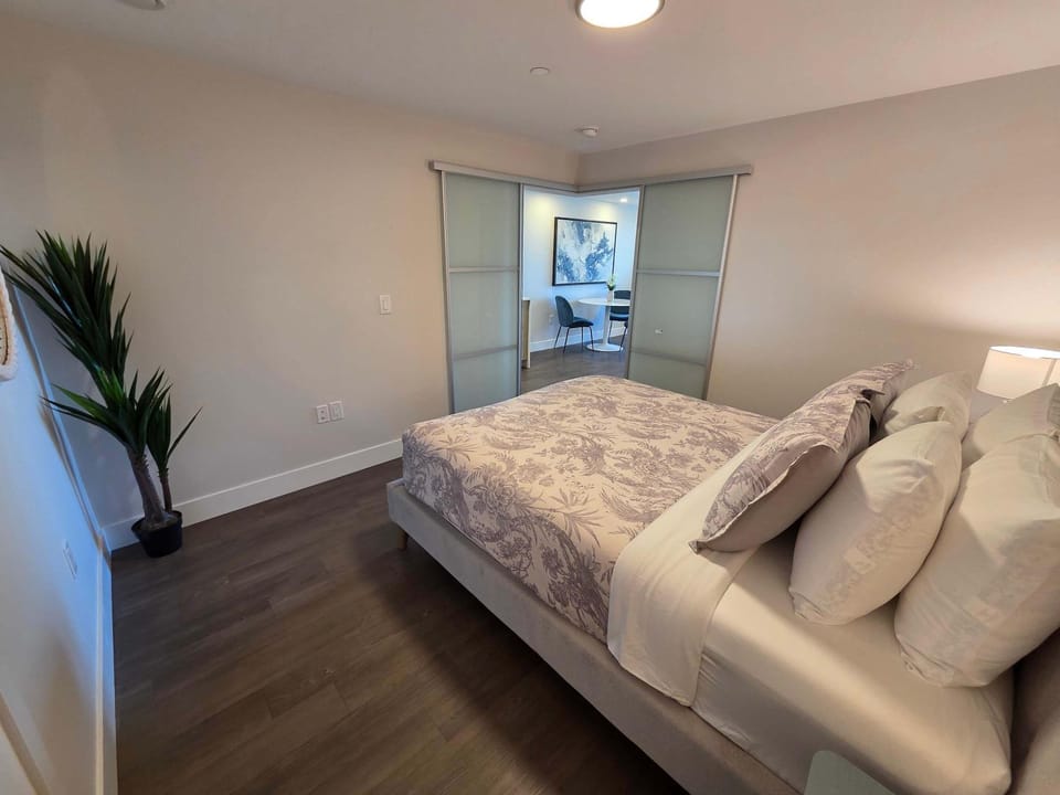 Downtown Waterfront 1 Bedroom with AC and patio Apartment in Dartmouth