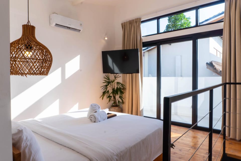 Bed, TV and multimedia, Bedroom