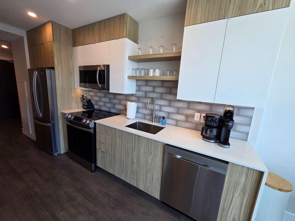 HFX Penthouse 1 BR 6 appliances and huge patio Apartment in Dartmouth
