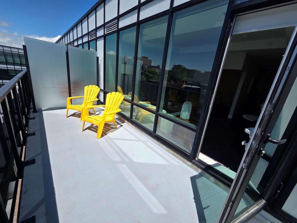 HFX Penthouse 1 BR 6 appliances and huge patio Apartment in Dartmouth