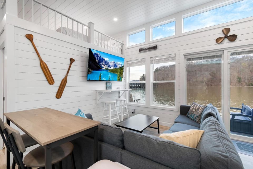Slip Away - Floating House on Lake Cumberland House in Lake Cumberland