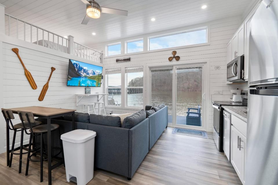 Slip Away - Floating House on Lake Cumberland House in Lake Cumberland
