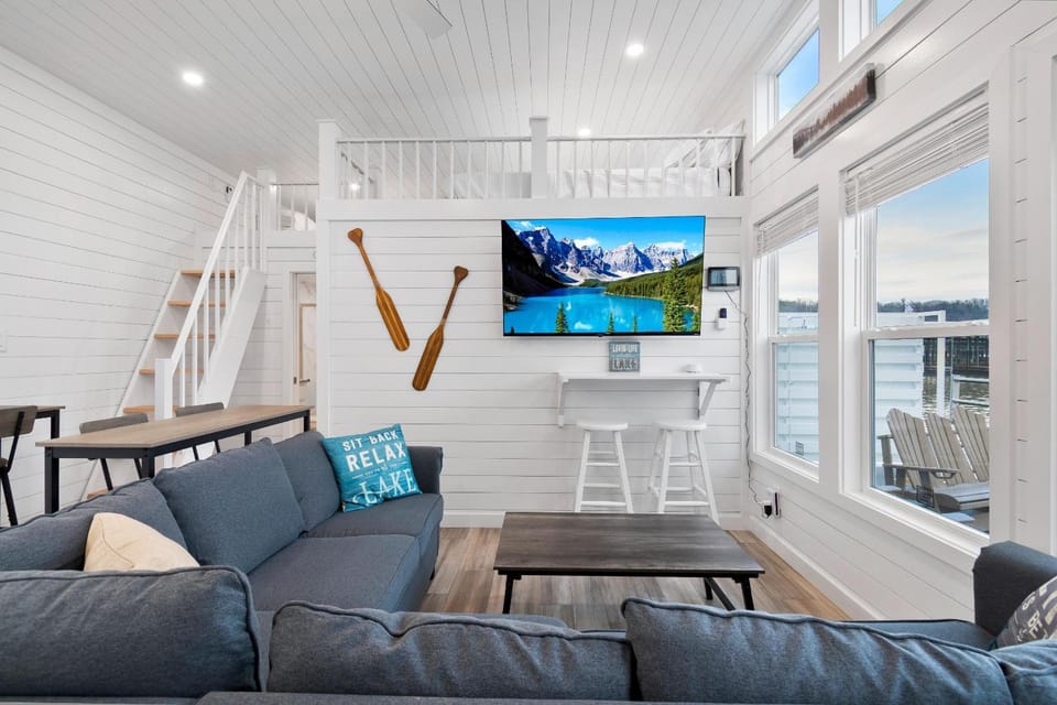 Slip Away - Floating House on Lake Cumberland House in Lake Cumberland