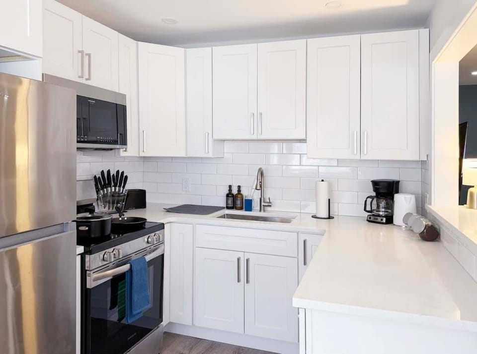 King Bed 2BR 1 Bath Sleeps 5 Apartment in West Conshohocken