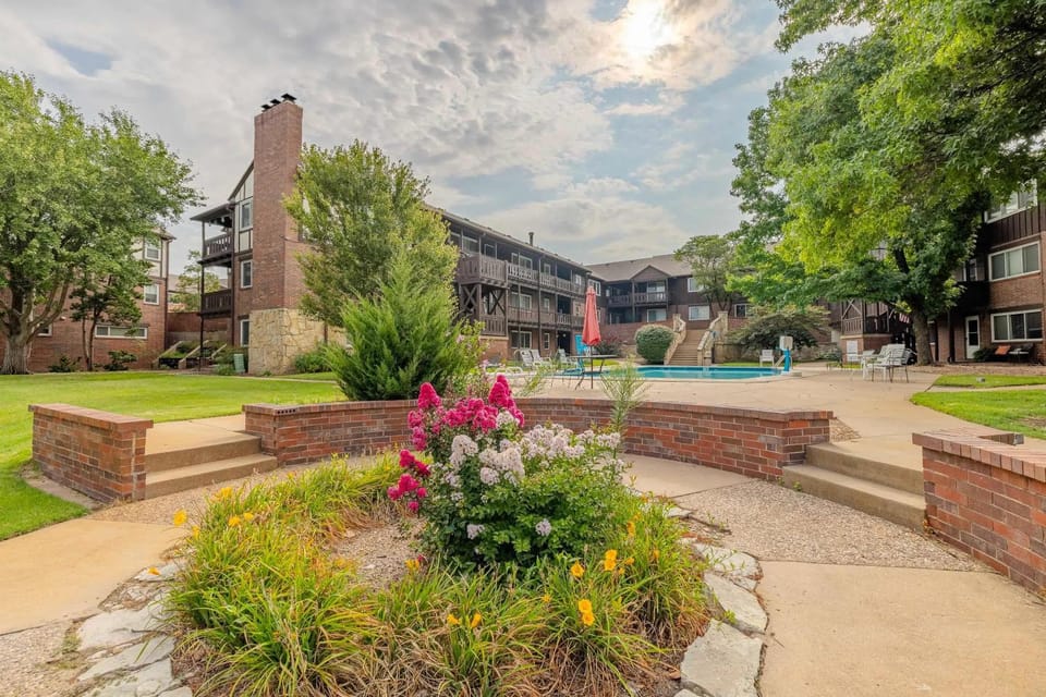 Cozy Lakeside Two Bedroom Escape Apartment in Wichita