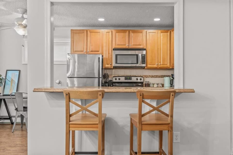 2 King Bedroom Bar Kitchen Free Parking Next Downtown Apartment in West Conshohocken