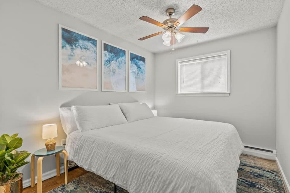 2 King Bedroom Bar Kitchen Free Parking Next Downtown Apartment in West Conshohocken