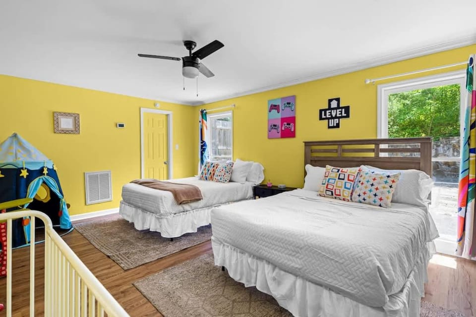 2 Bed 1 Bath Private Suite Funky Bunch TYSUT House in Alcoa