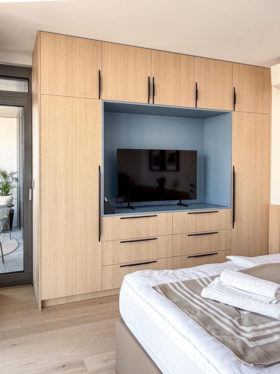 Bed, TV and multimedia, Bedroom