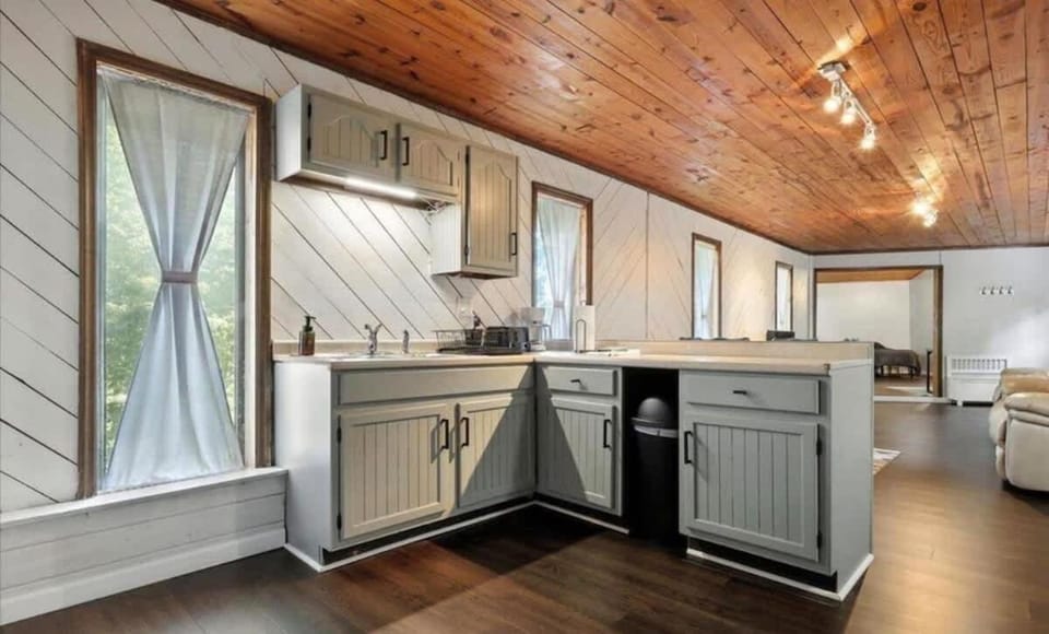 Cozy Retro Mid-Century Vibes 2BR Villa TYS UT Villa in Alcoa