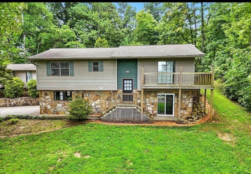 Cozy Retro Mid-Century Vibes 2BR Villa TYS UT Villa in Alcoa
