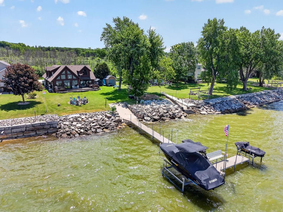 Gorgeous log home in Southern Door- Waterfront retreat House in Door County