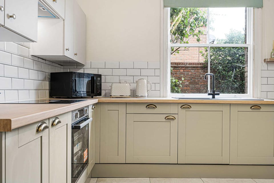 Spacious 6 Bedroom Character Home in Central Bedford House in Bedford