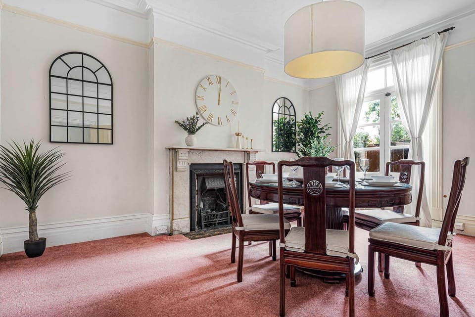 Spacious 6 Bedroom Character Home in Central Bedford House in Bedford