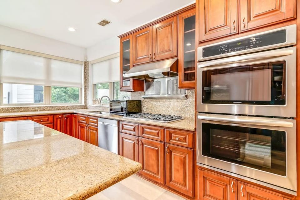 Bright & Spacious In Law Suite 8BR with Patio - Sleeps 16 Apartment in Philadelphia