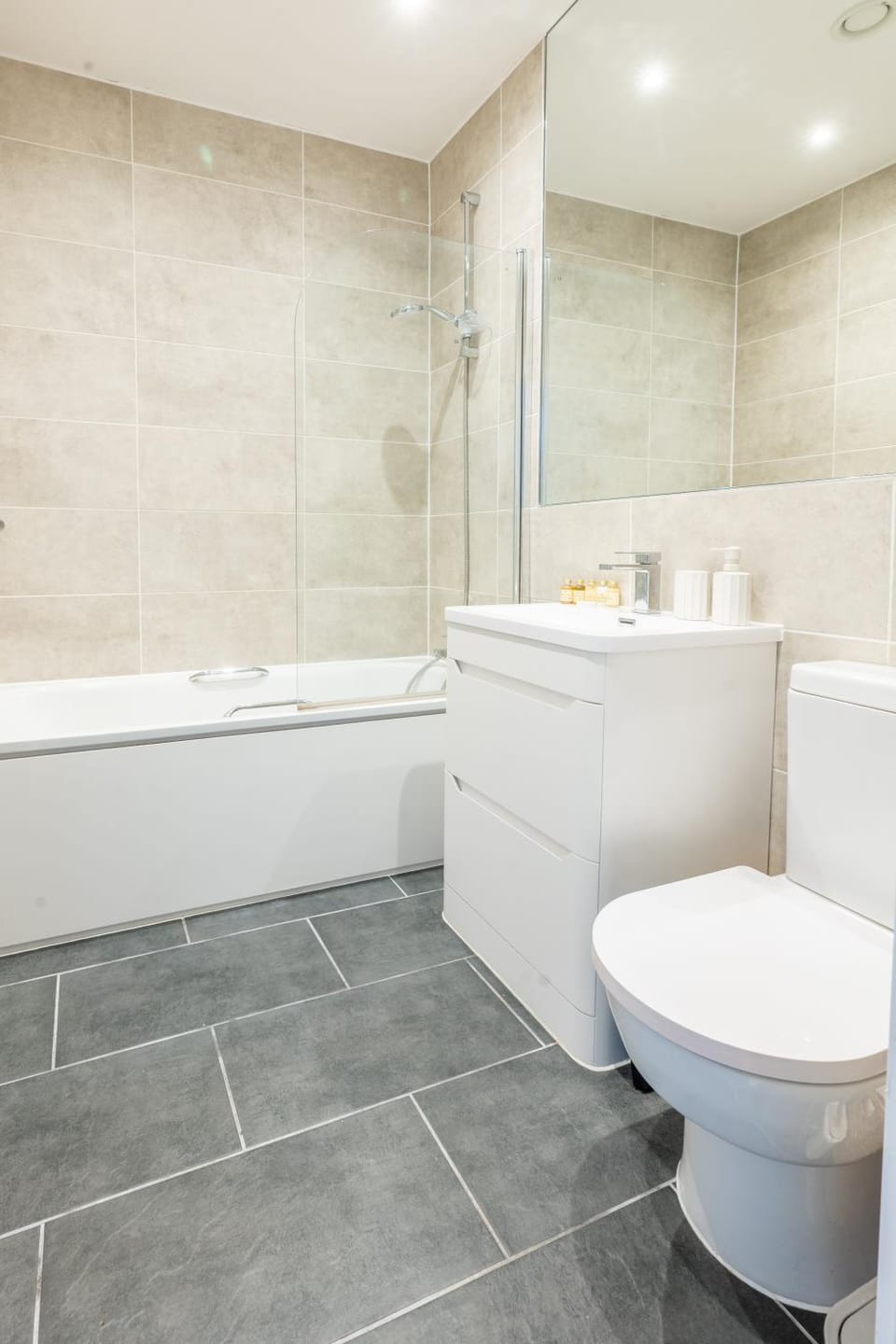 Swift Host - Broomsfield House - Sleeps 4 - Enclosed Garden - Parking - UEA - Hospital House in Norwich