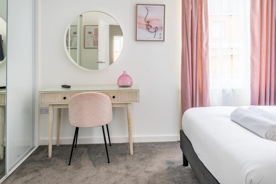Swift Host - Broomsfield House - Sleeps 4 - Enclosed Garden - Parking - UEA - Hospital House in Norwich