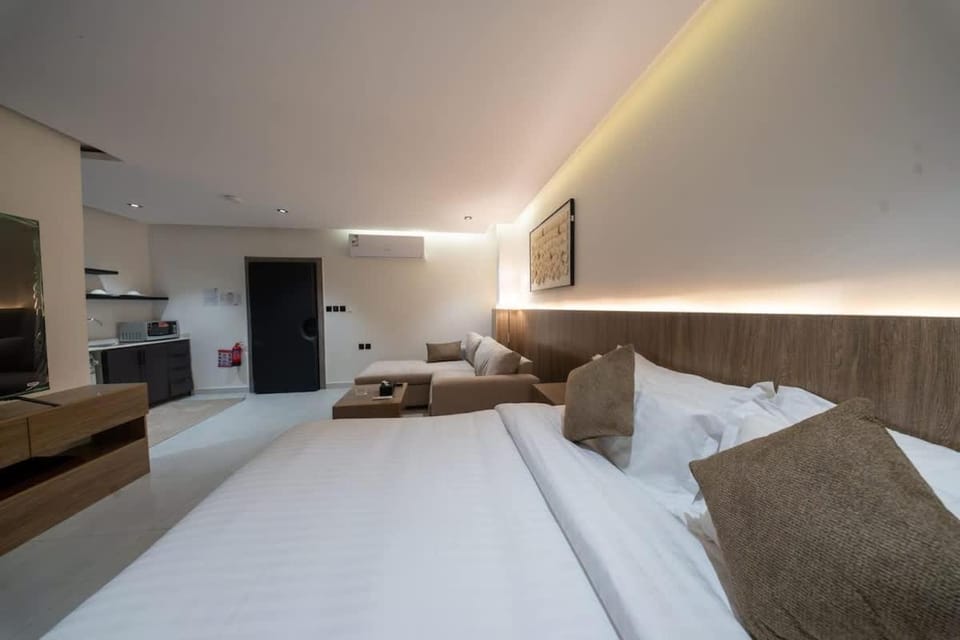 N9 Modern studio w 85 TV & smart check-in House in Riyadh