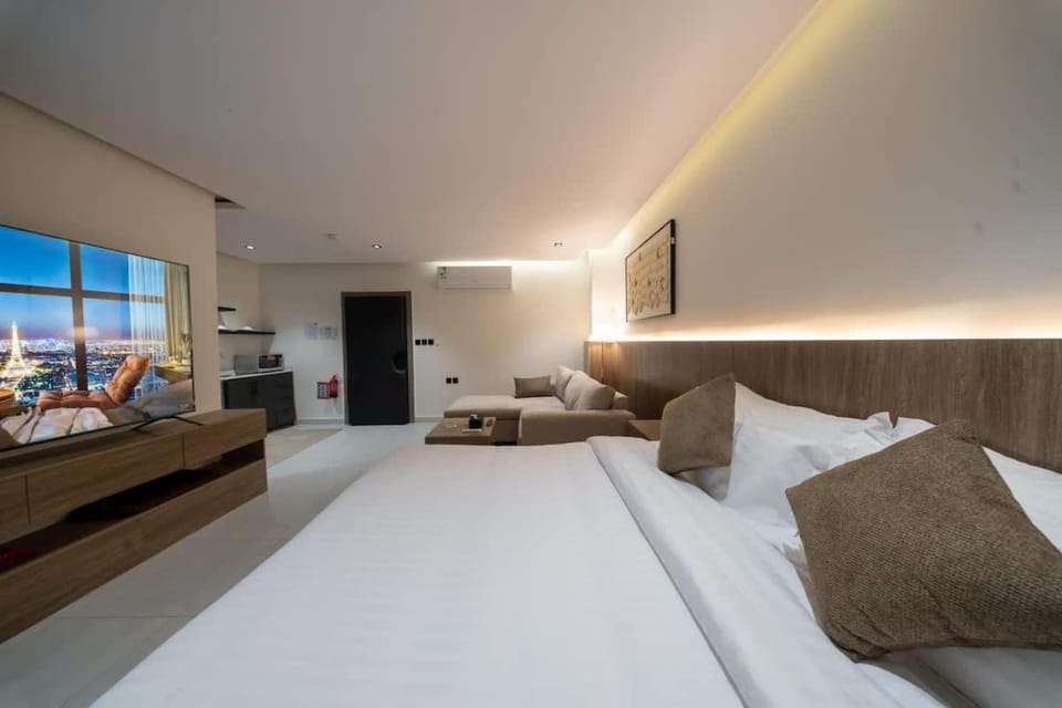N9 Modern studio w 85 TV & smart check-in House in Riyadh
