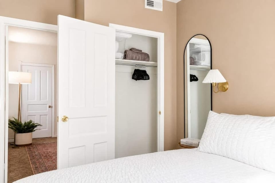 4 Beds Sleeps 6 Manayunk Apt Walkable to Main St Trails River Apartment in Manayunk