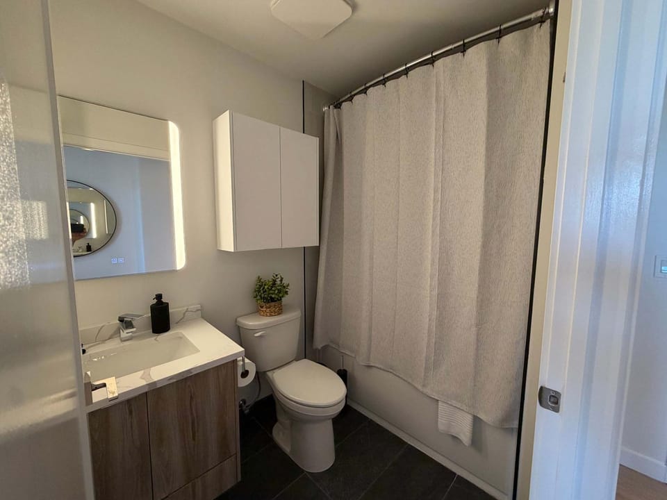 Northend HFX 2 BR and 2 Bath Penthouse with waterview Apartment in Dartmouth