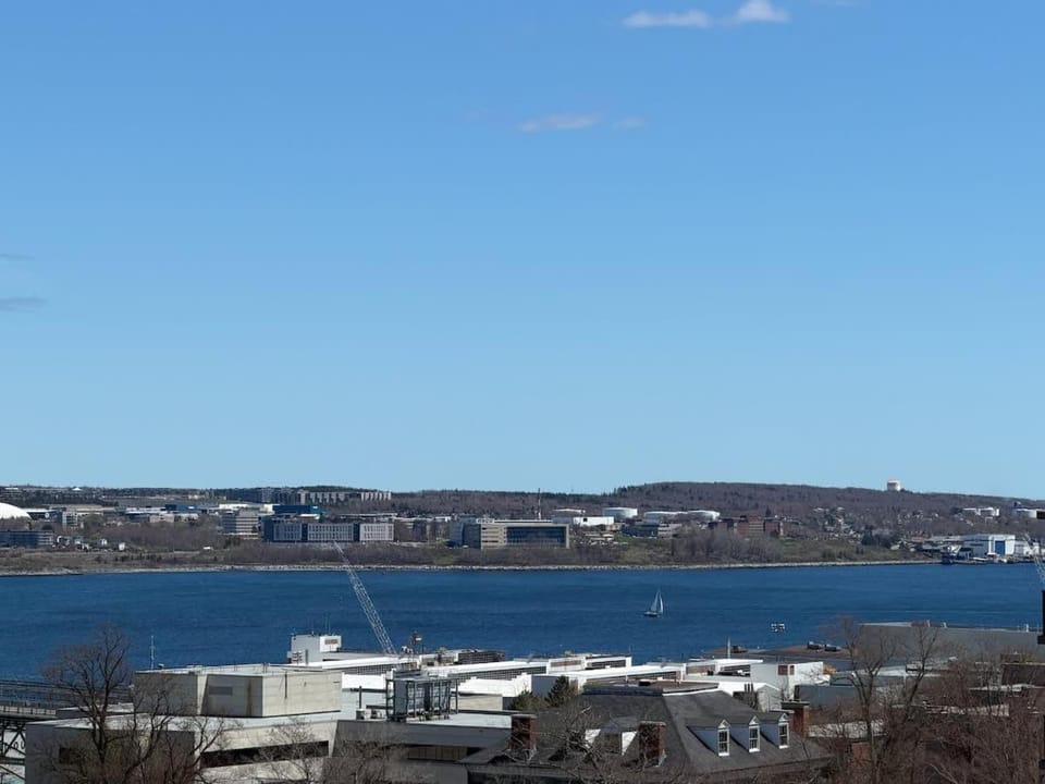 Northend HFX 2 BR and 2 Bath Penthouse with waterview Apartment in Dartmouth