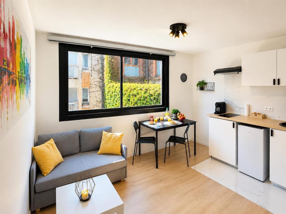 Kitchen or kitchenette, Living room, Seating area, Dining area