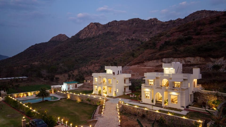 ELIVAAS Signature Mandovar Mountain Valley Retreat 4-BHK Pet-friendly Suite In a Private Estate with Shared Pool, Garden, Restaurant & Hill Views Villa in Rajasthan