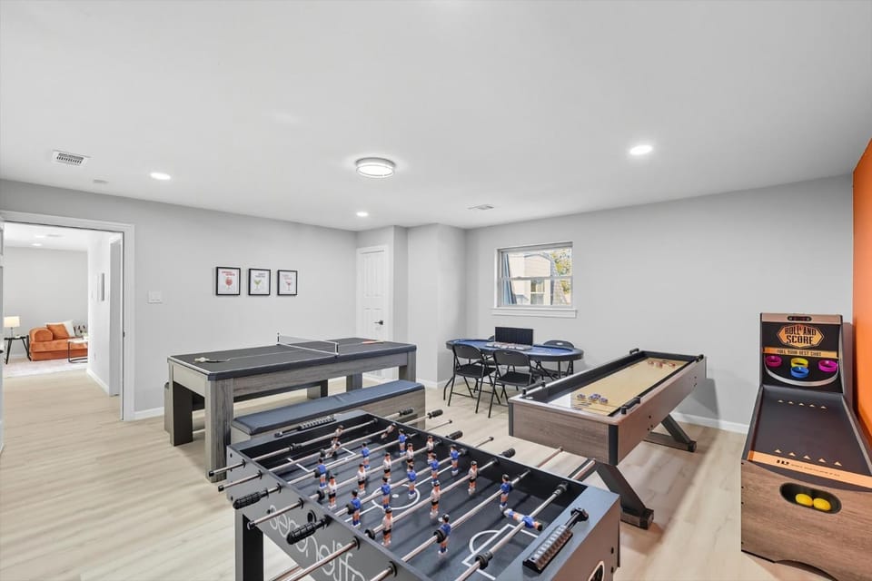 7BR 5BA w Pool Hot Tub Sport Court & Game Room House in DeSoto