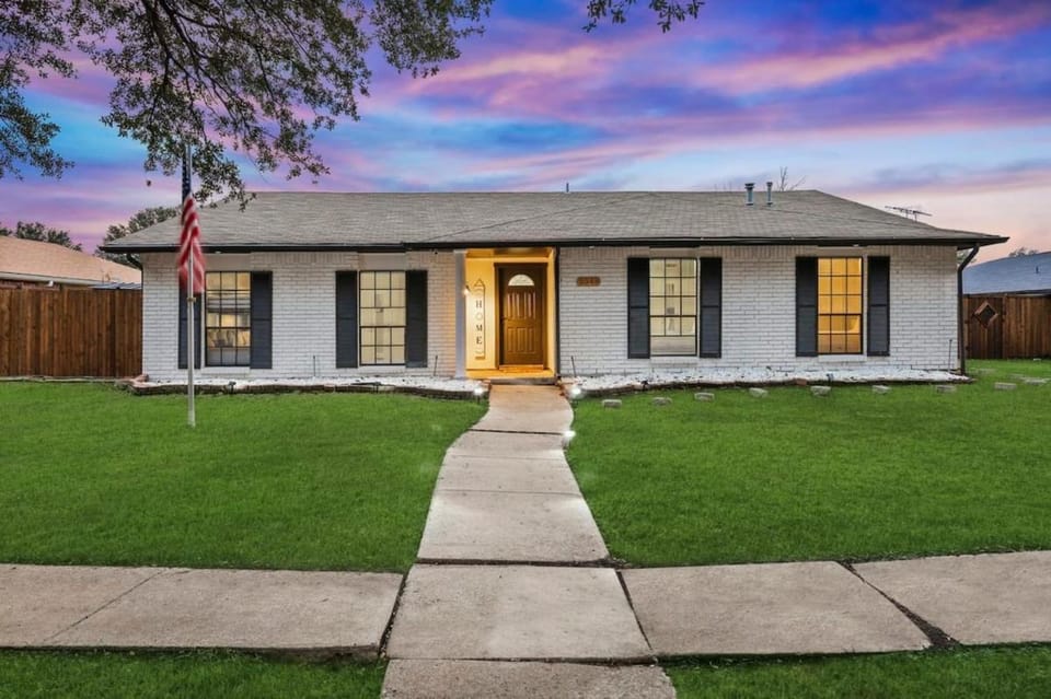 Luxurious 5BR 2B Home with Pool Grill Sauna & Game Room House in The Colony