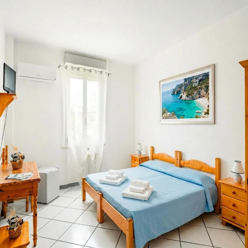 Bed, TV and multimedia, Photo of the whole room, Bedroom, towels, air conditioner