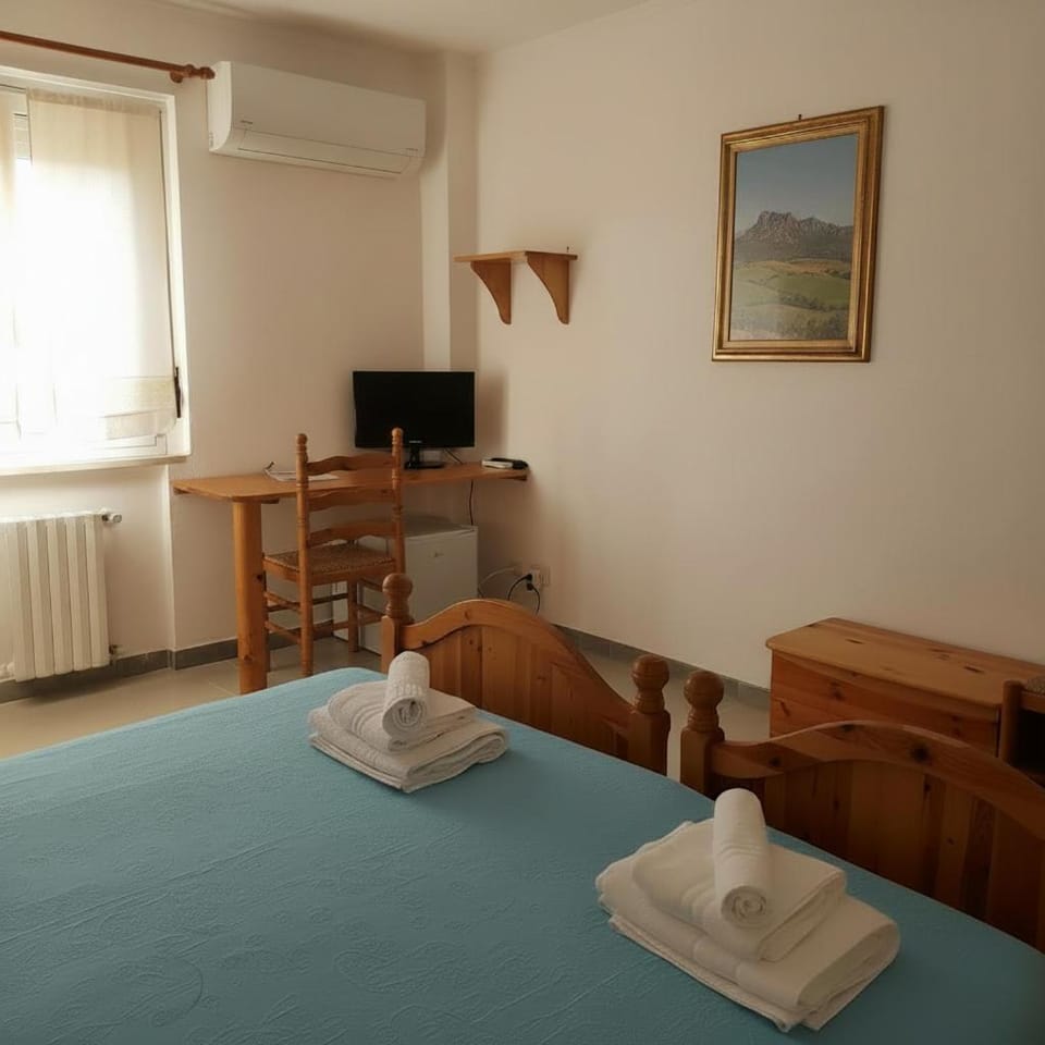 Bed, TV and multimedia, Photo of the whole room, Bedroom, towels