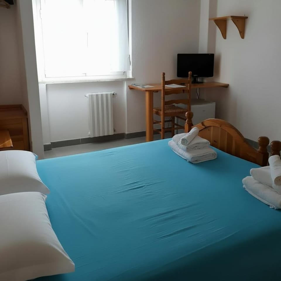 Bed, TV and multimedia, Photo of the whole room, Bedroom, towels