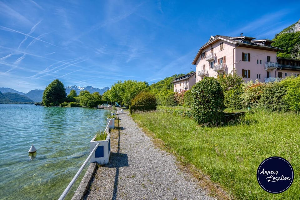 Rive Bleu Charming T2 with Shared Beach Apartment in Doussard