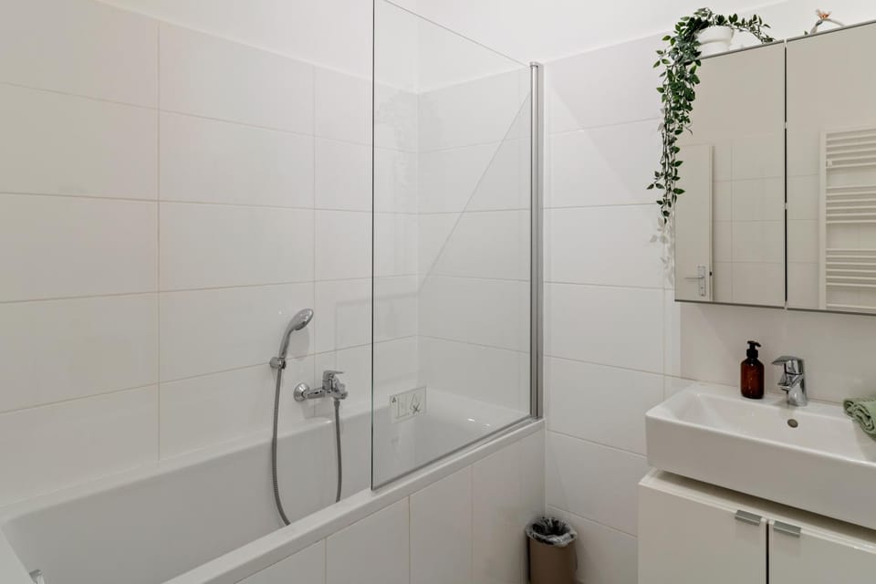 Modern 3-BR - 3 min to Metro U4 - Schönbrunn Apartment in Vienna