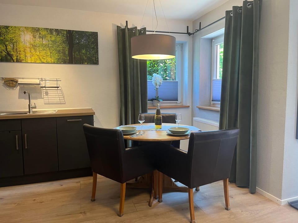Kitchen or kitchenette, Seating area, Dining area
