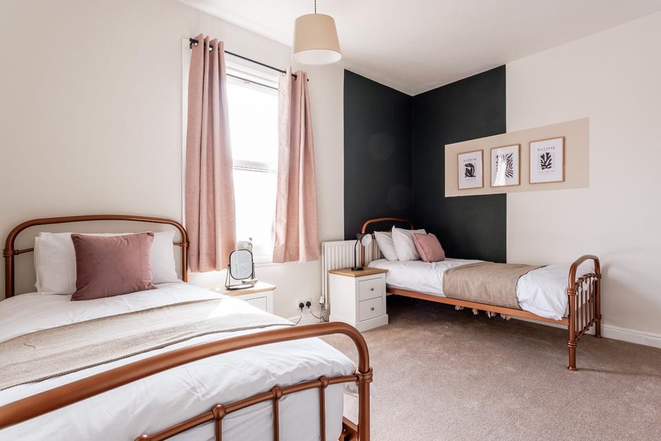 Spacious 3BR House Sleeps 6 LONG STAYS House in Darlington
