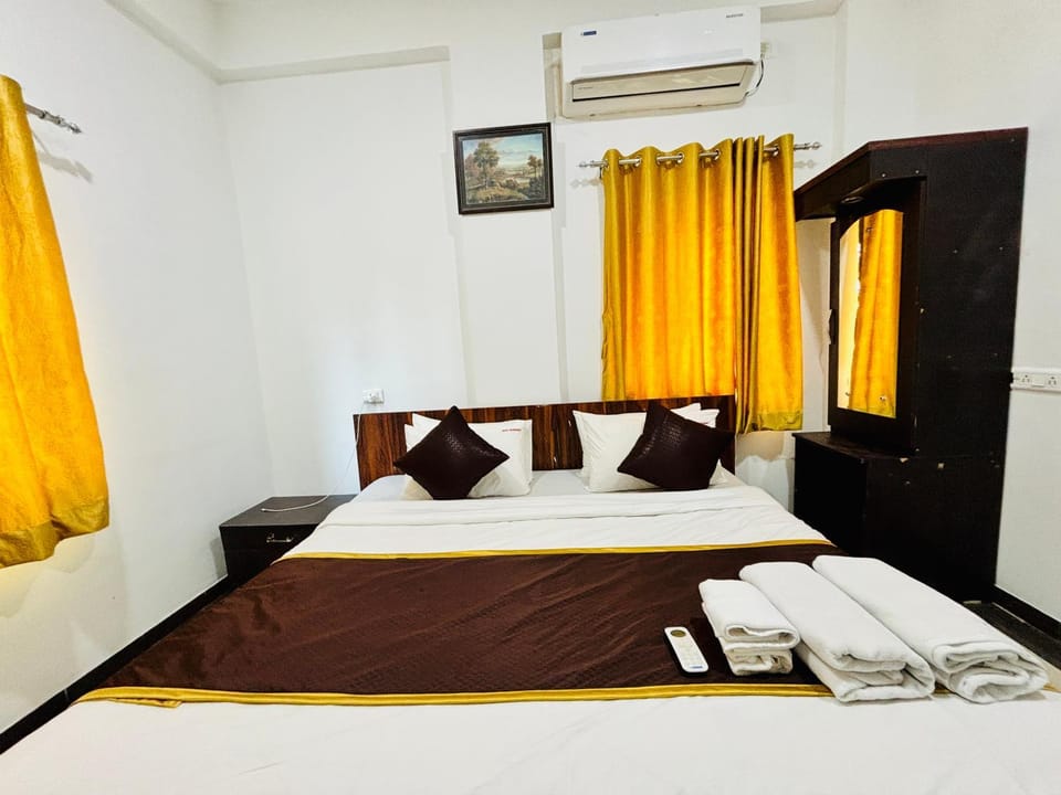 Bed, TV and multimedia, Photo of the whole room, Bedroom, towels, air conditioner