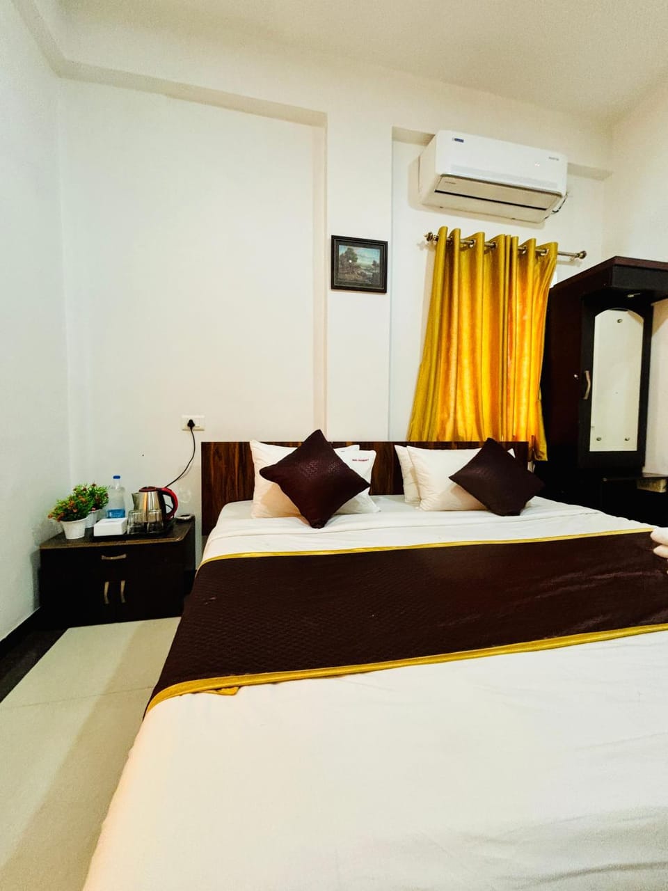 Photo of the whole room, Bedroom, air conditioner