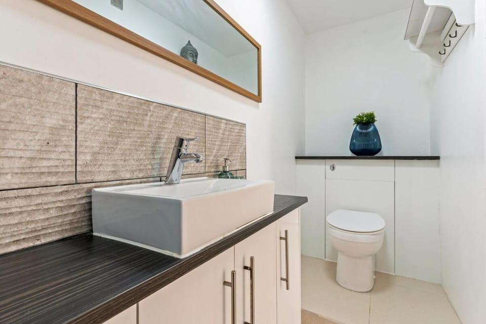 Spacious Farmhouse with Anne, Hot Tub Piano House in Tewkesbury